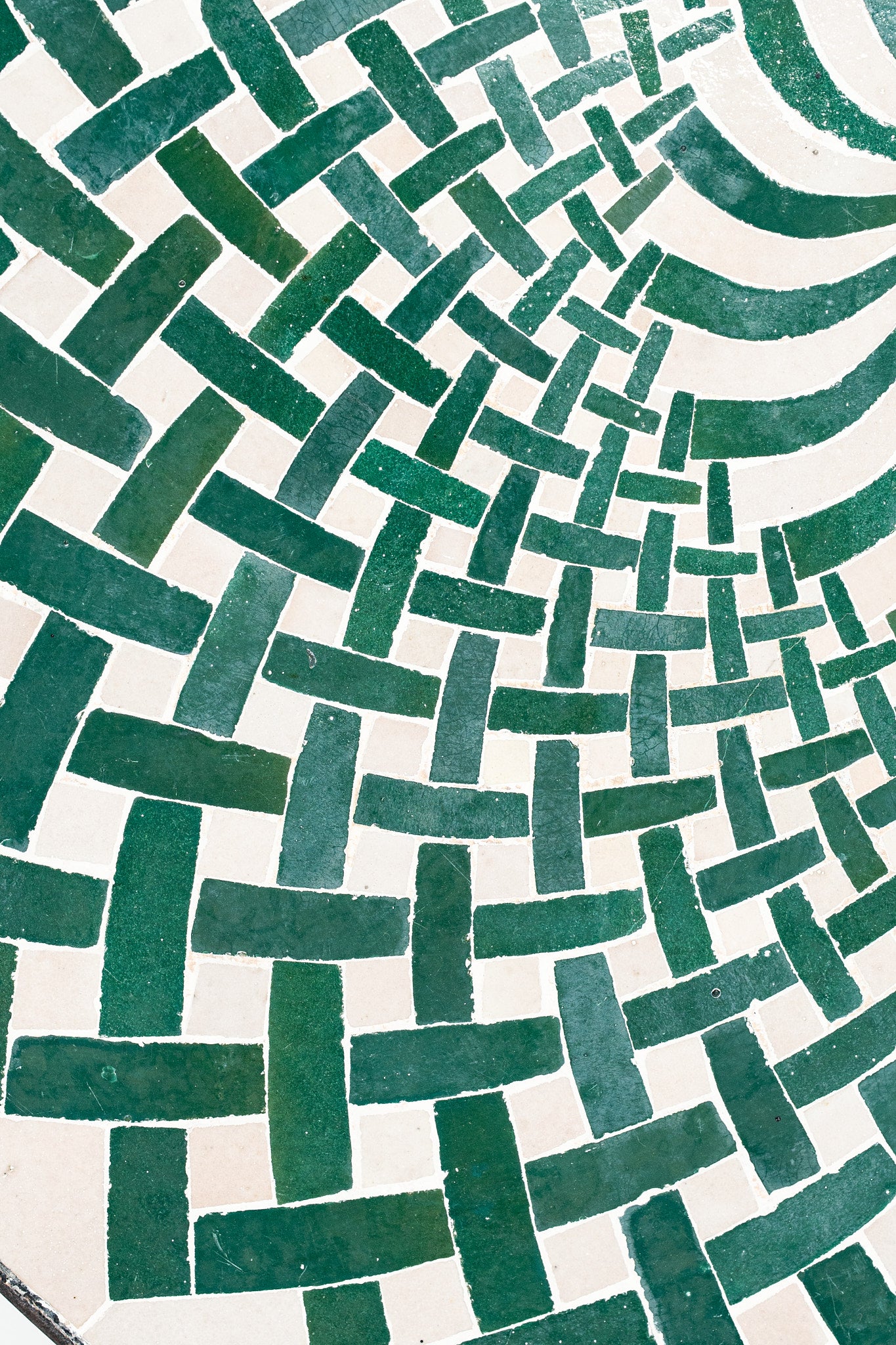 La table Byad, zellige vert et blanc, motif rosace, 3 personnes