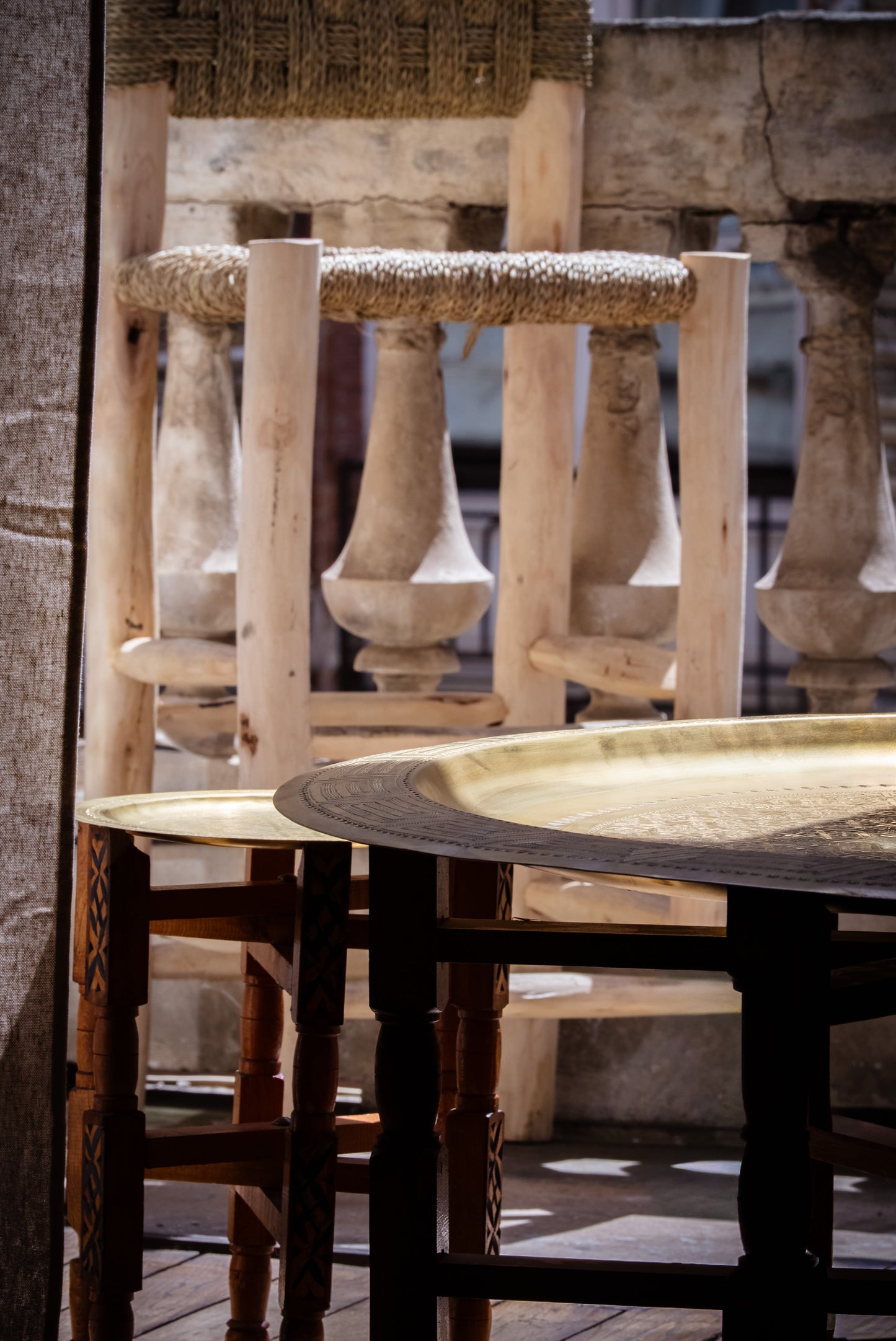 Le tabouret Tabia, bois naturel et doum