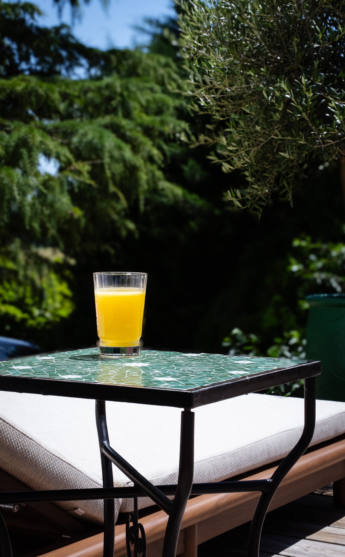 La table basse Khdar, zellige vert et blanc, motif étoile