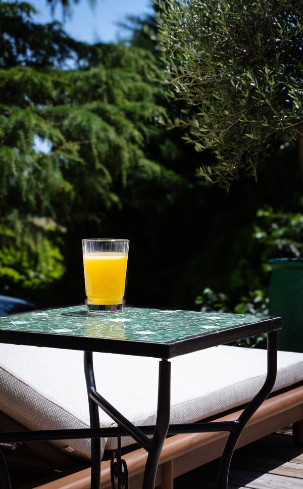 La table basse Khdar, zellige vert et blanc, motif étoile