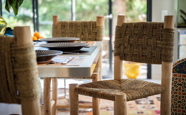 Le tabouret Tabia, bois naturel et doum