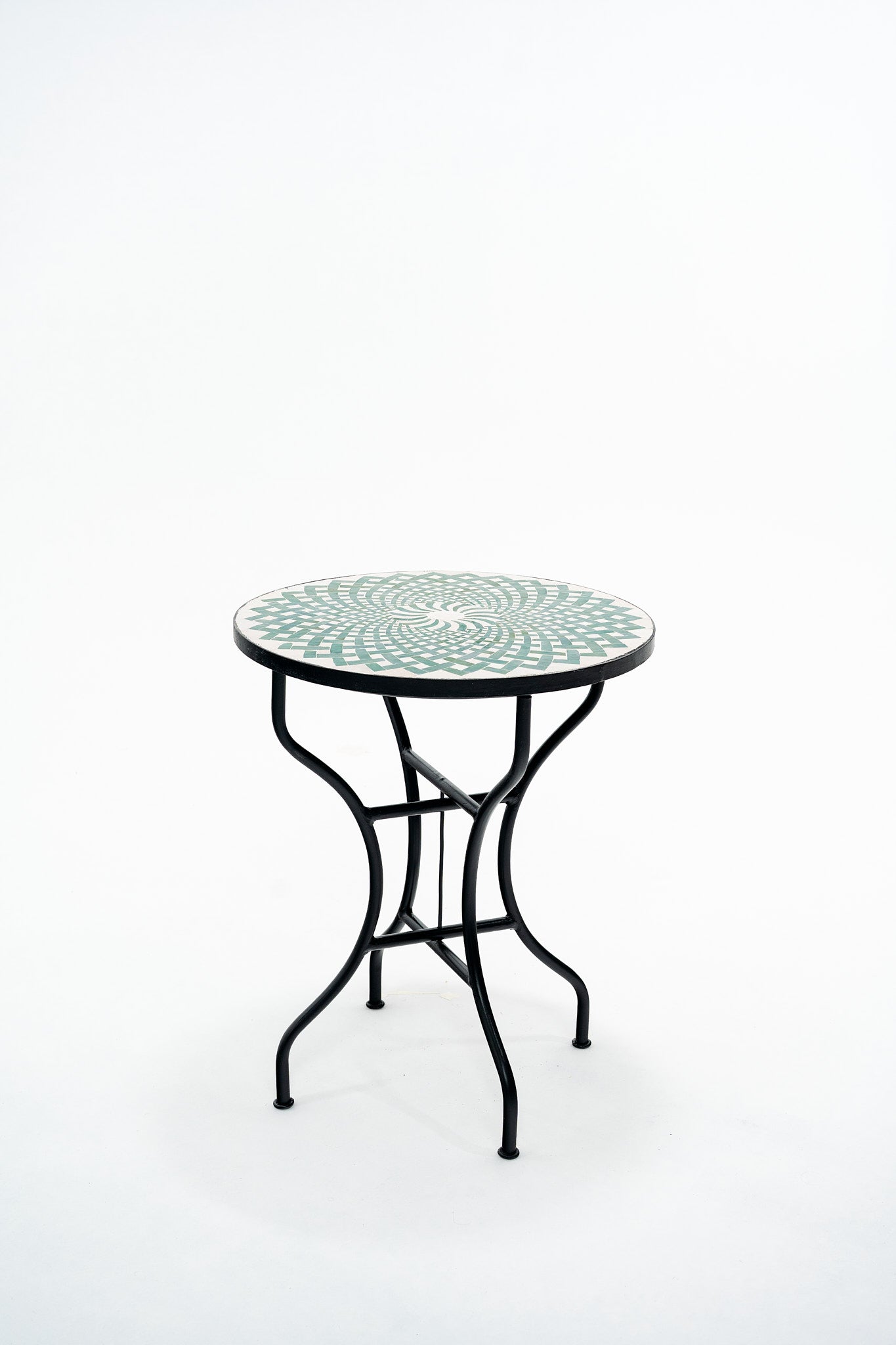 La table Byad, zellige vert et blanc, motif rosace, 3 personnes