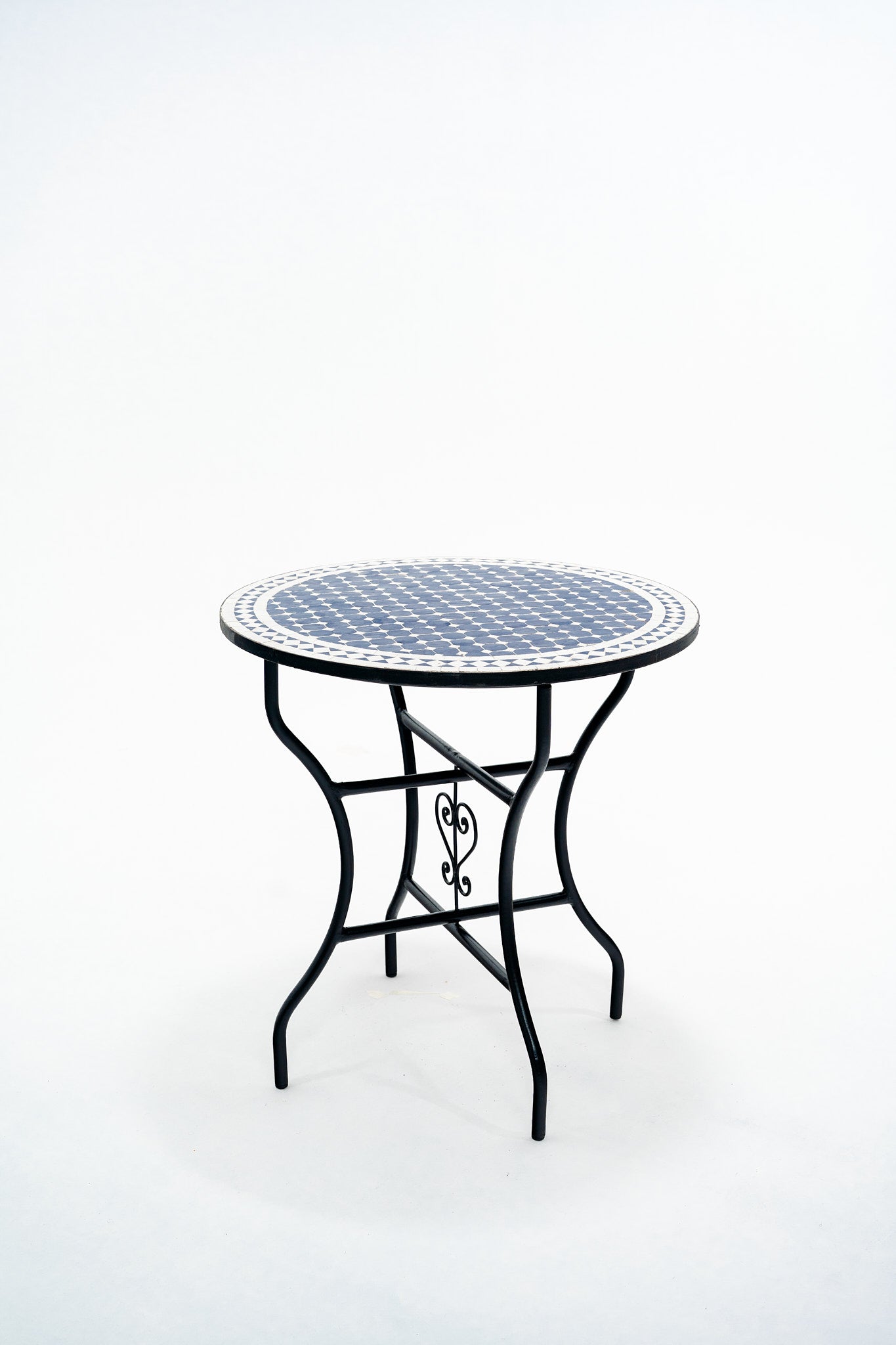 La table Zraq, zellige bleu et blanc, 3-4 personnes