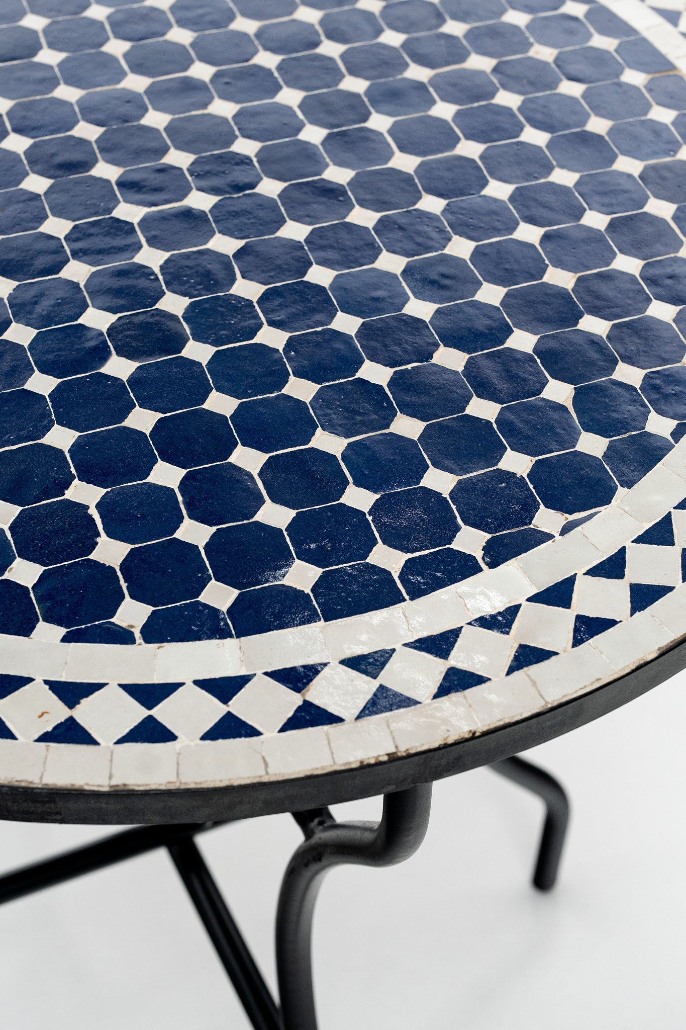 La table Zraq, zellige bleu et blanc, 3-4 personnes