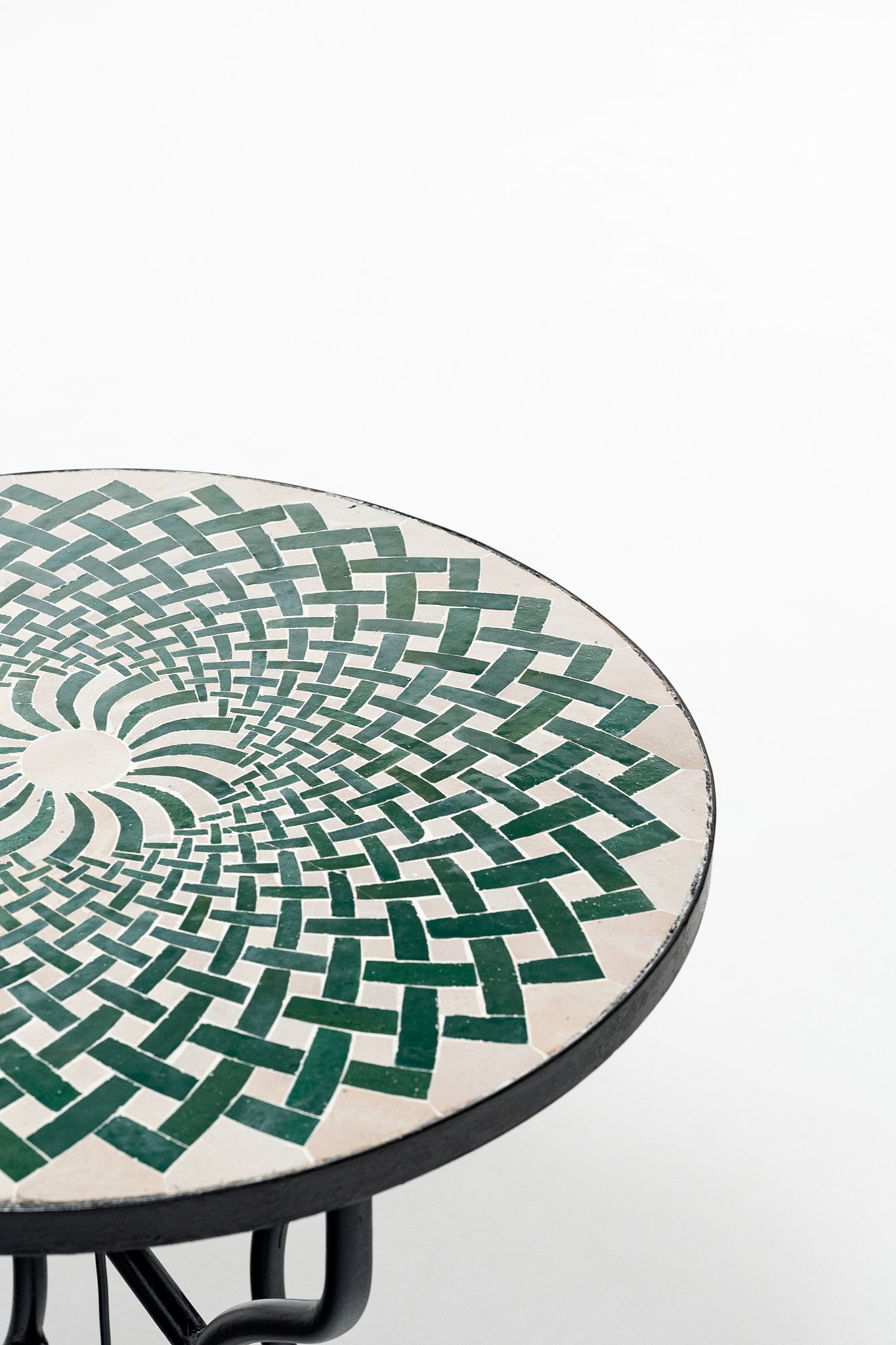 La table Byad, zellige vert et blanc, motif rosace, 3 personnes