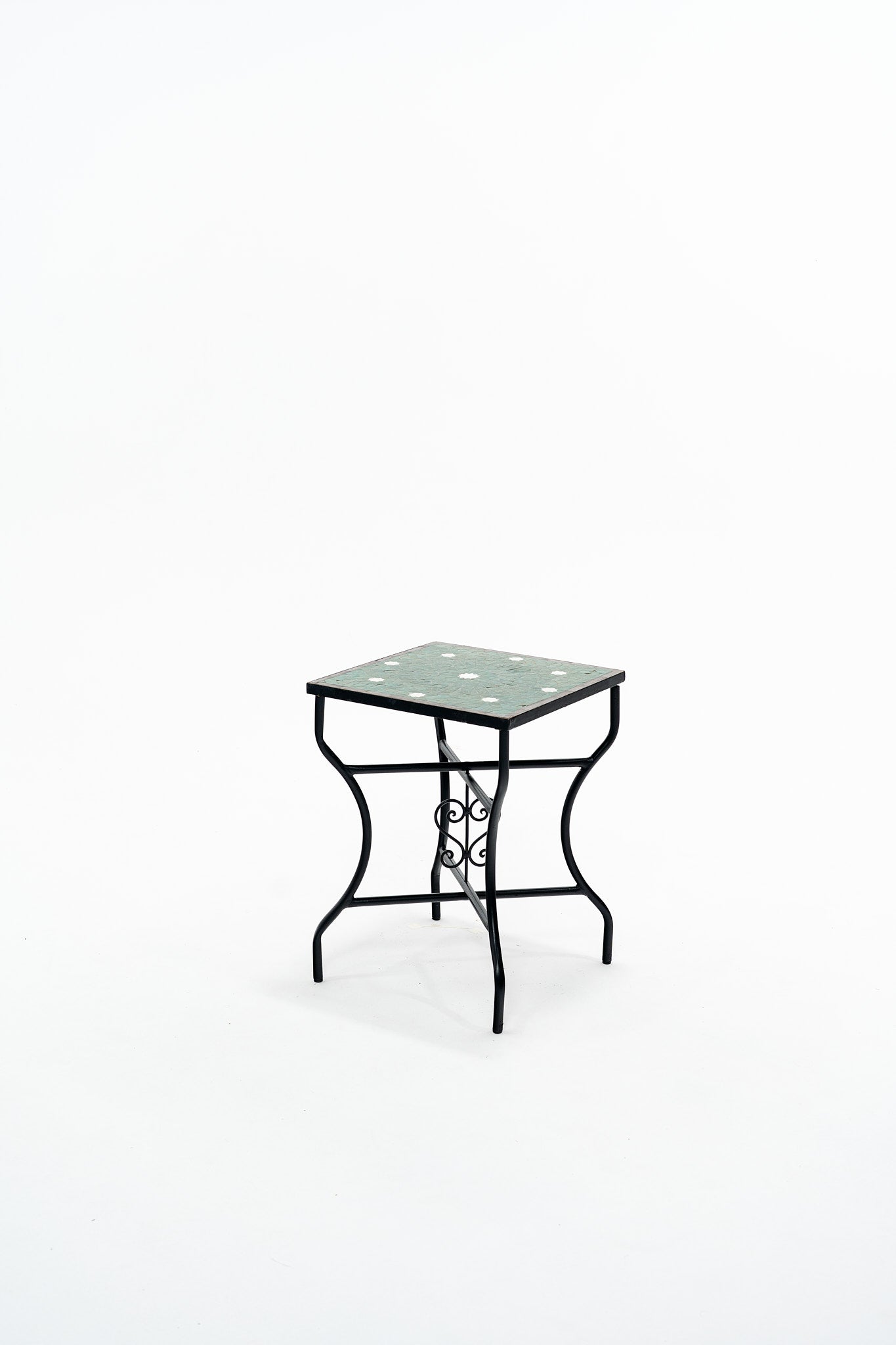 La table basse Khdar, zellige vert et blanc, motif étoile