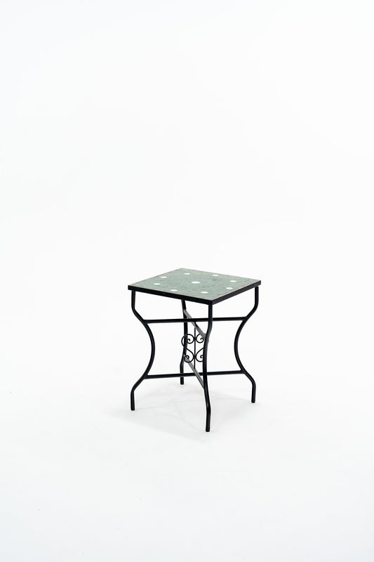 La table basse Khdar, zellige vert et blanc, motif étoile