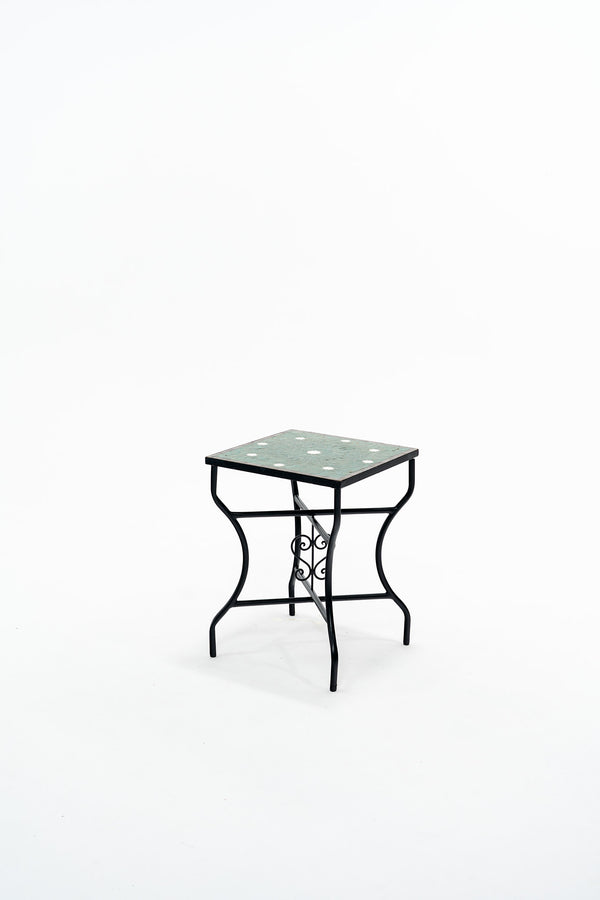 La table basse Khdar, zellige vert et blanc, motif étoile
