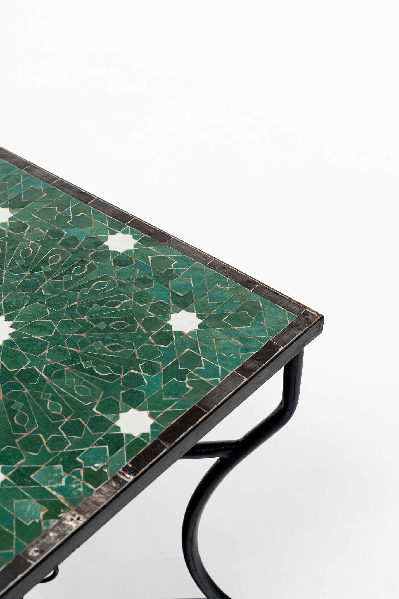 La table basse Khdar, zellige vert et blanc, motif étoile