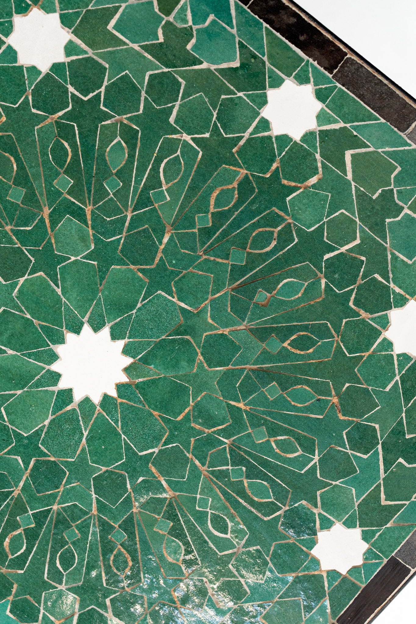 La table basse Khdar, zellige vert et blanc, motif étoile