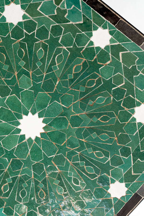 La table basse Khdar, zellige vert et blanc, motif étoile