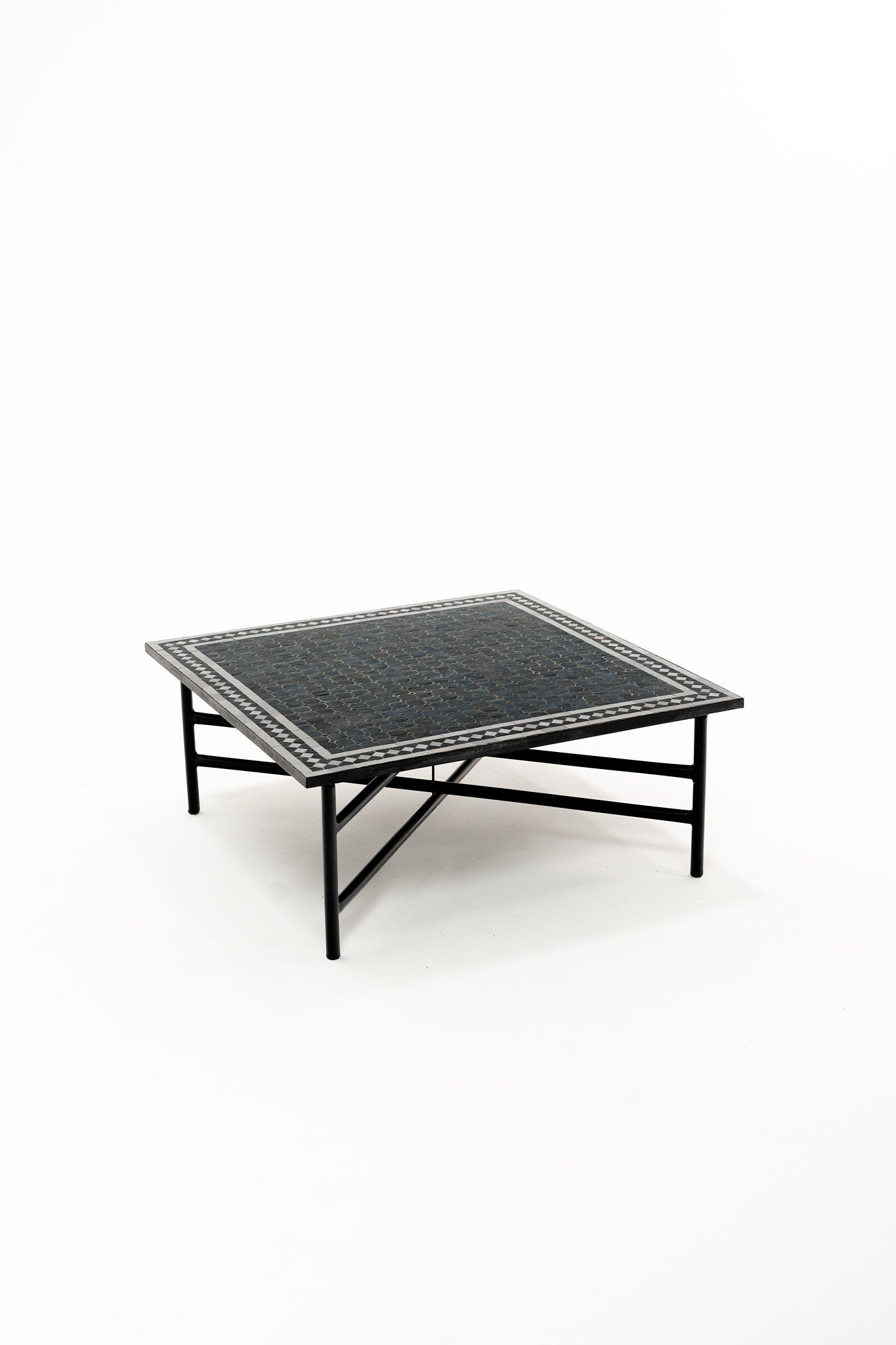 La table basse Kahal, zellige noir et gris