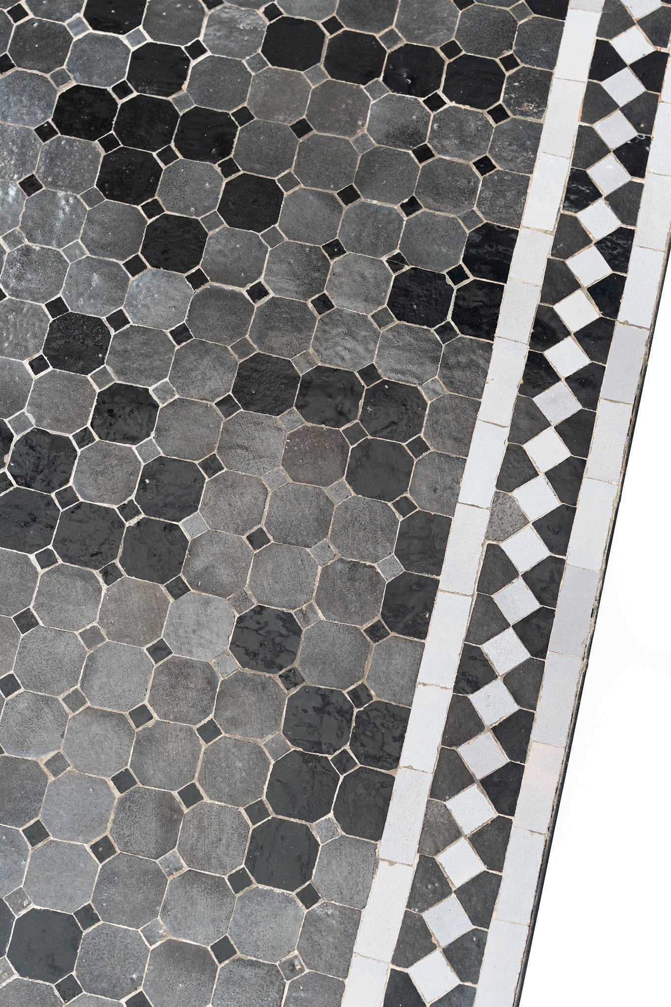 La table basse Kahal, zellige noir et gris