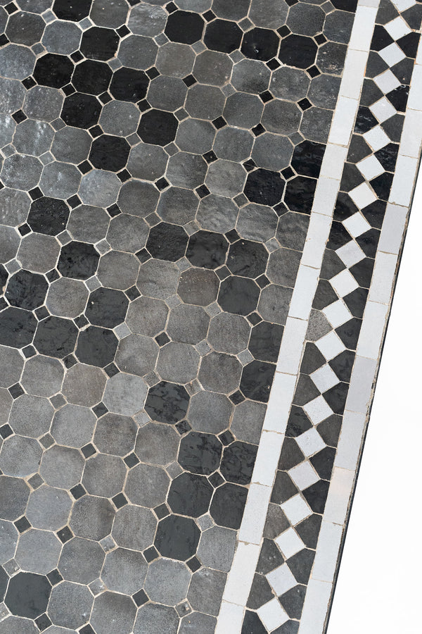 La table basse Kahal, zellige noir et gris