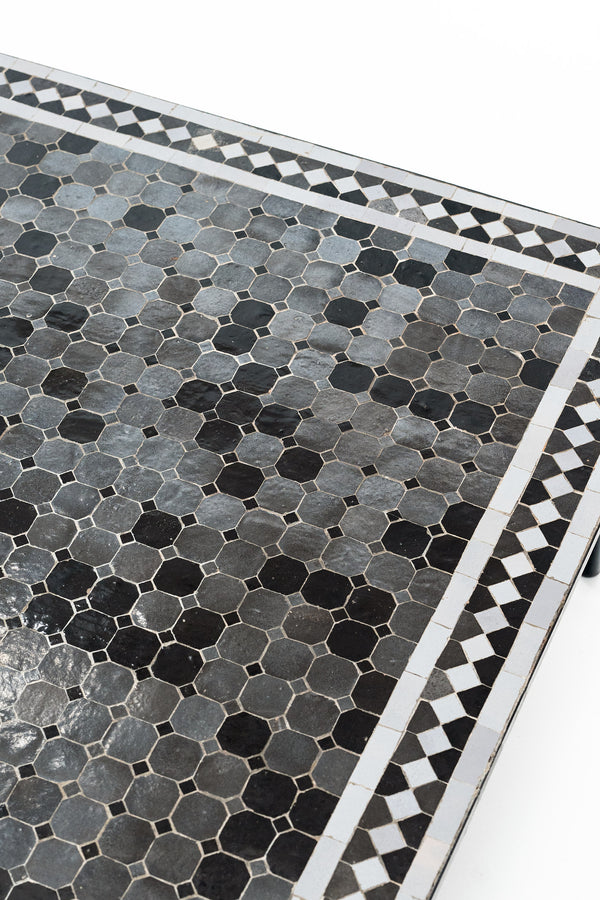 La table basse Kahal, zellige noir et gris